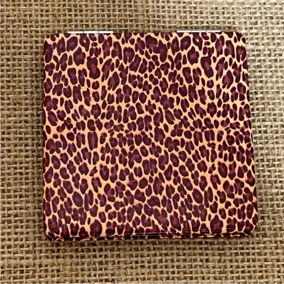 NEW Leopard Print Compact Mirror - Picture 1 of 7